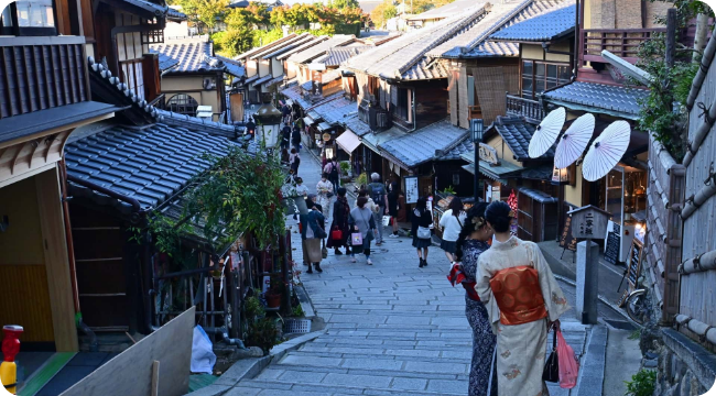 京都の町　人で賑わっている写真